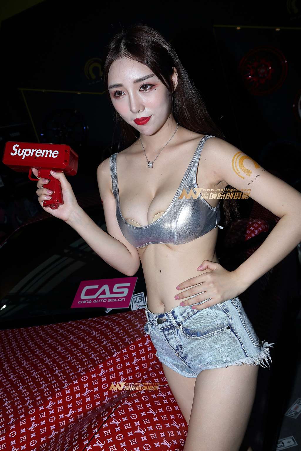 图片[1]-穿小背心的美女太吸引人了-街拍流行馆