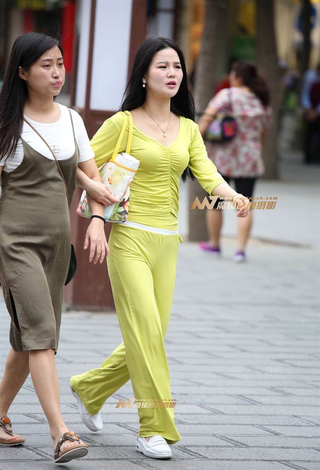 图片[1]-黄薄裤子，T痕明显-街拍流行馆