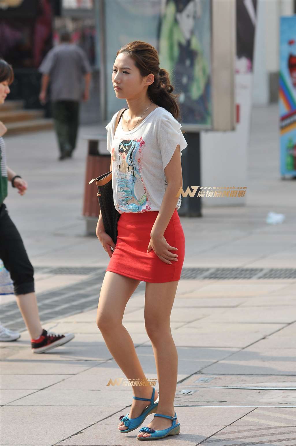 图片[1]-橙红色包臀裙少妇-街拍流行馆