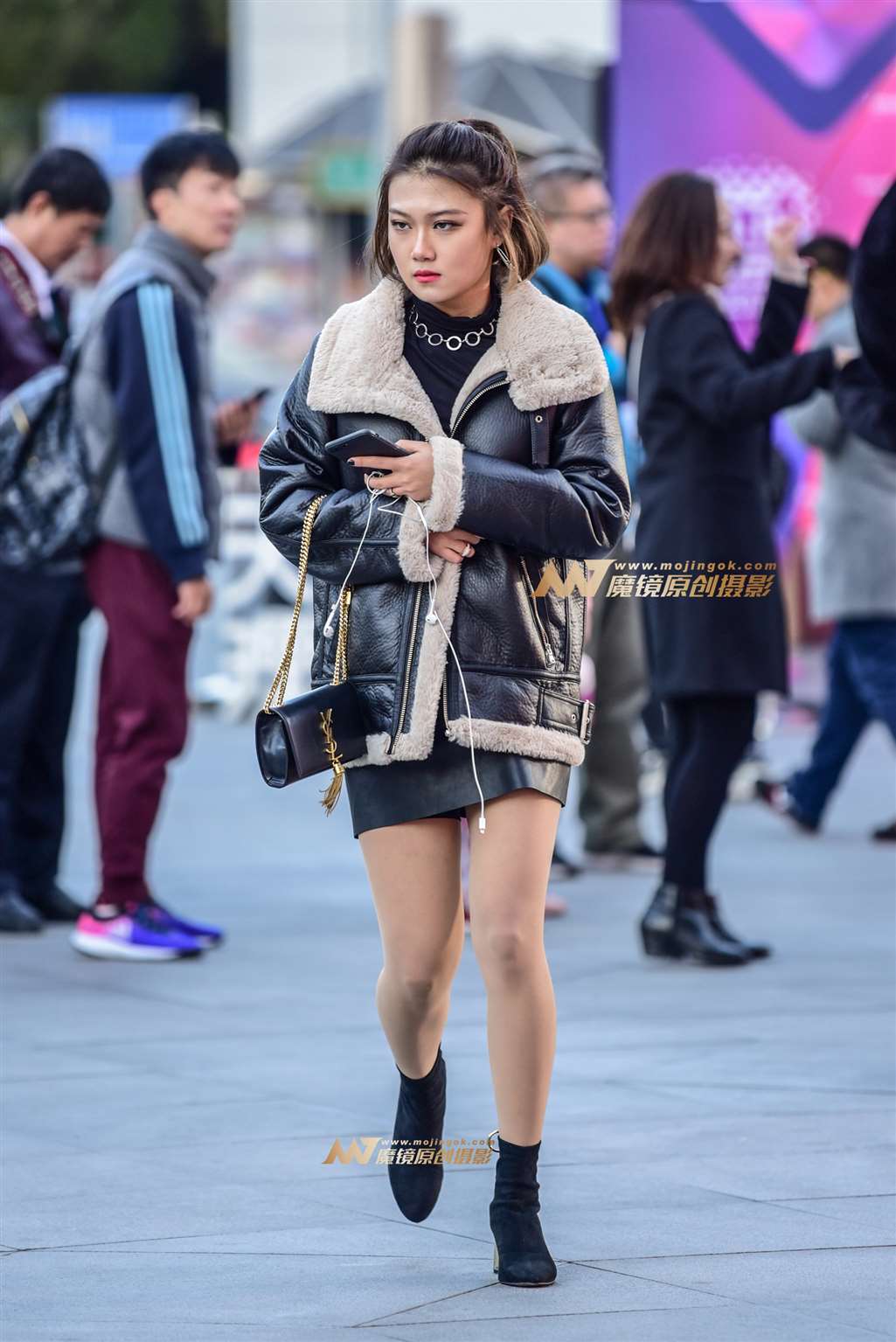 图片[3]-寒冬里夹克皮裙美女-街拍流行馆