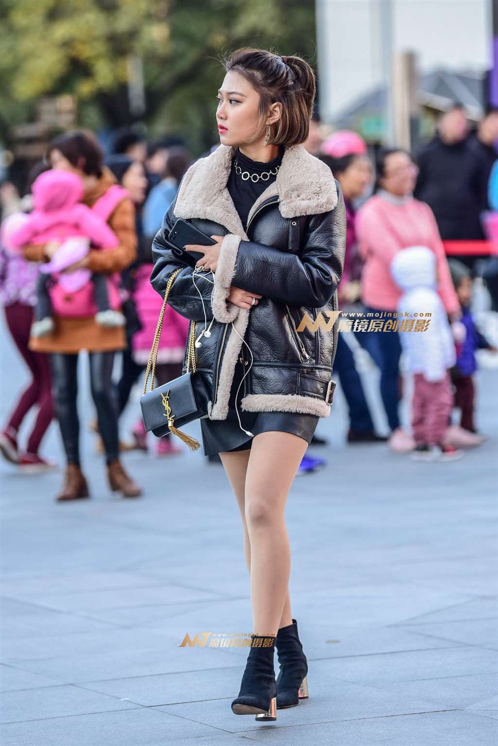 图片[4]-寒冬里夹克皮裙美女-街拍流行馆