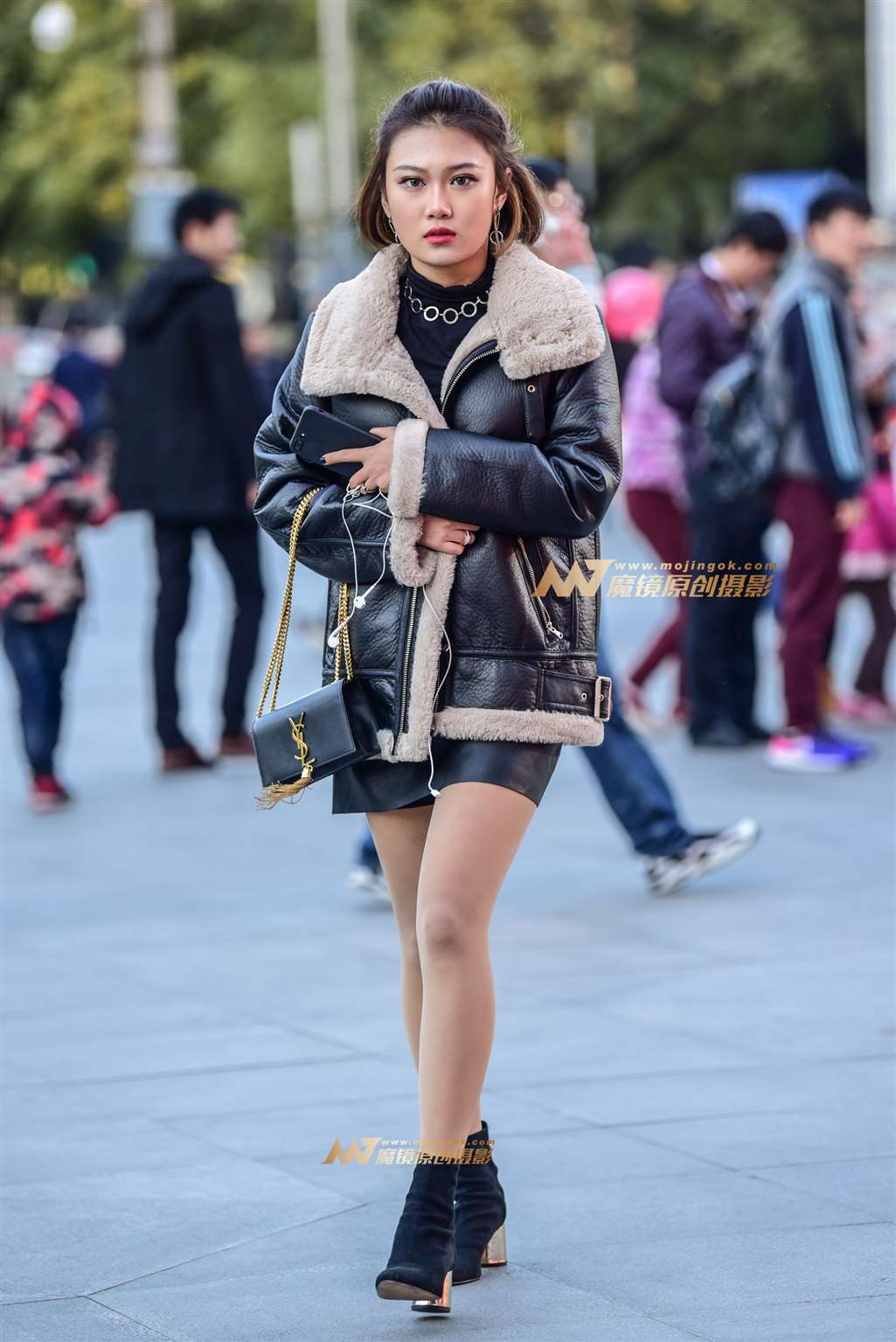 图片[1]-寒冬里夹克皮裙美女-街拍流行馆
