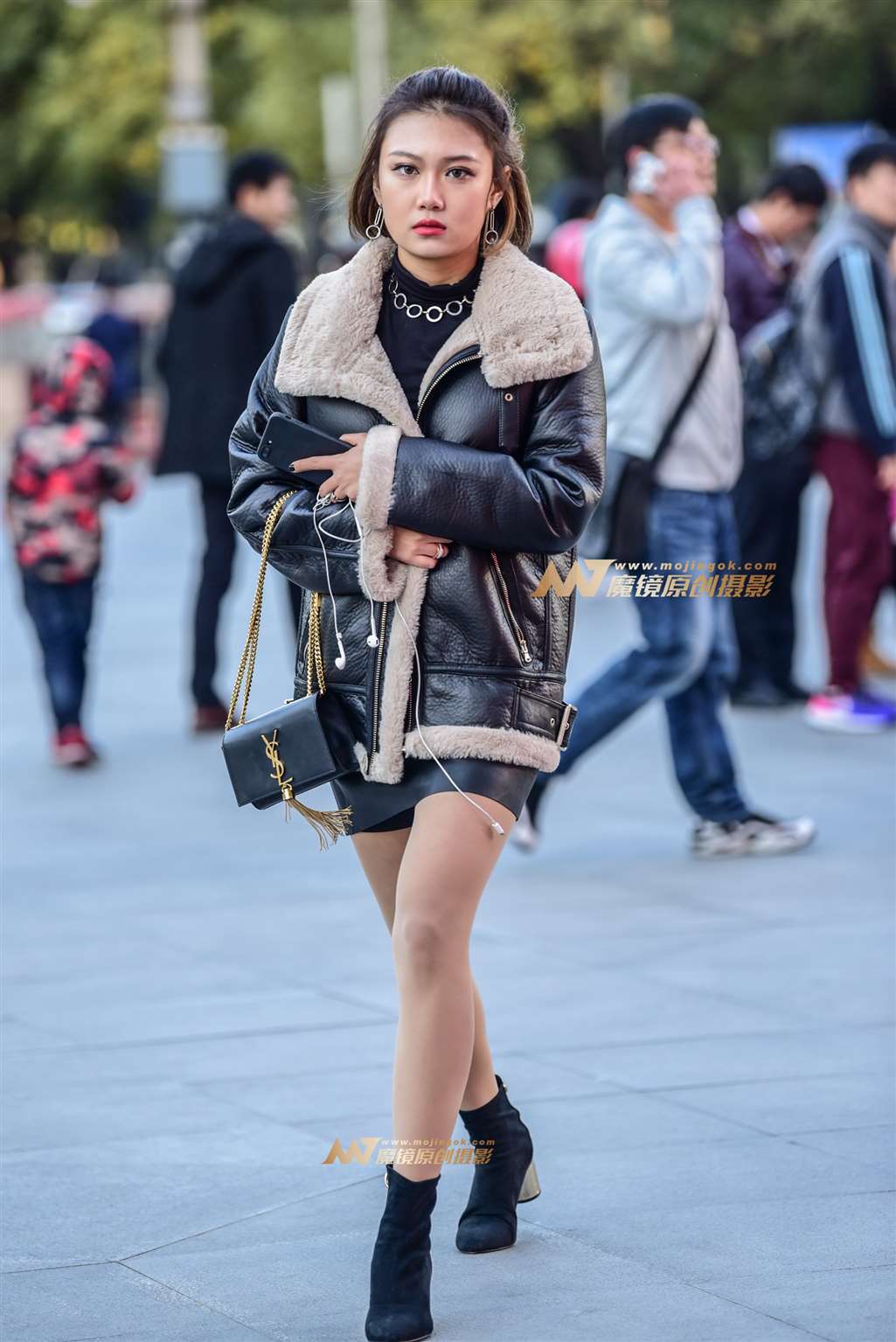 图片[5]-寒冬里夹克皮裙美女-街拍流行馆