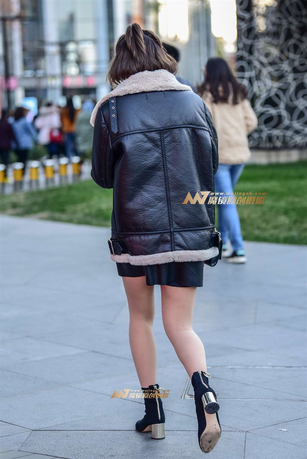 图片[2]-寒冬里夹克皮裙美女-街拍流行馆