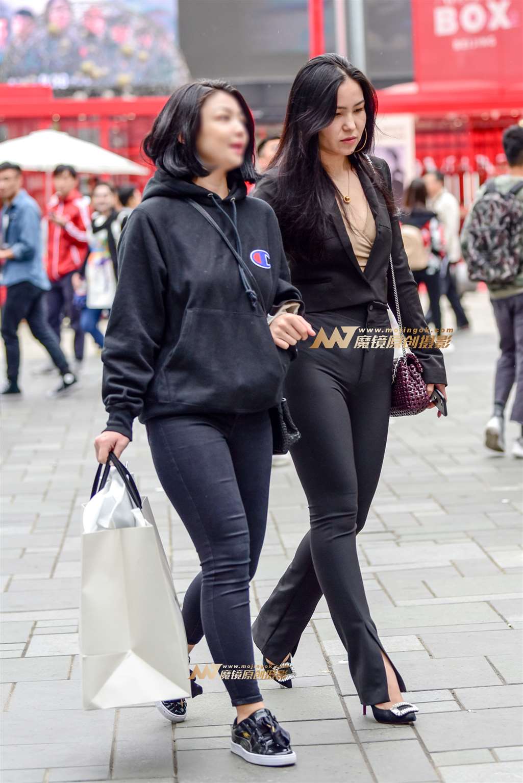 图片[2]-性感T裤少妇-街拍流行馆