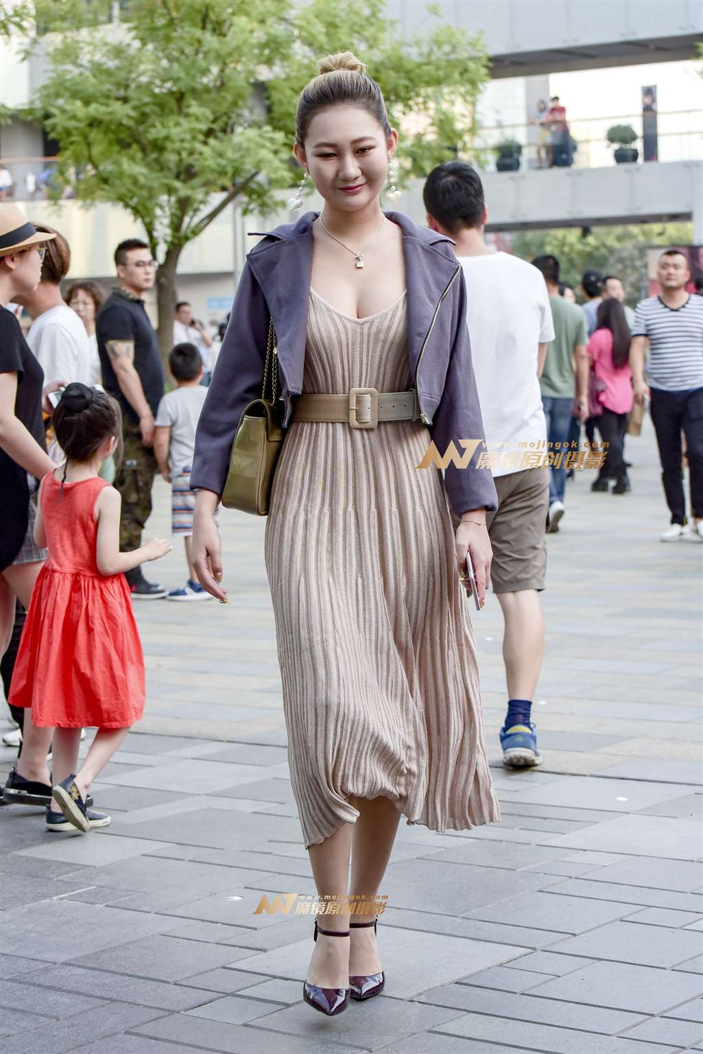 图片[5]-丰乳长裙美女-街拍流行馆