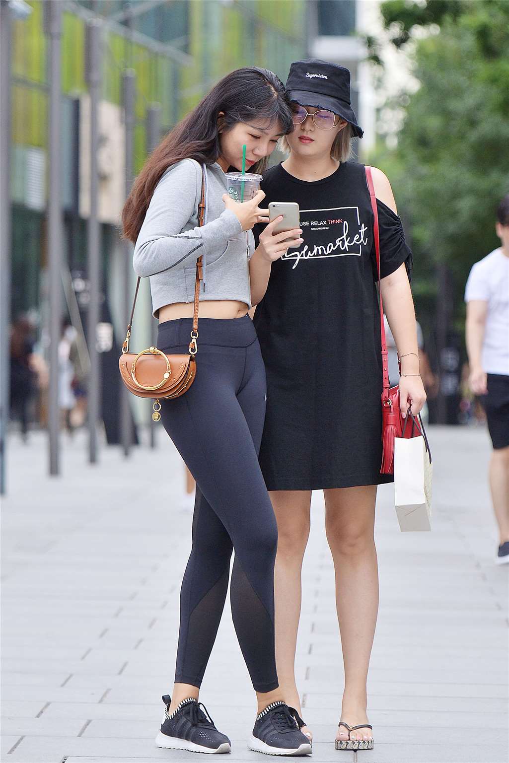 图片[4]-健美裤大美臀-街拍流行馆