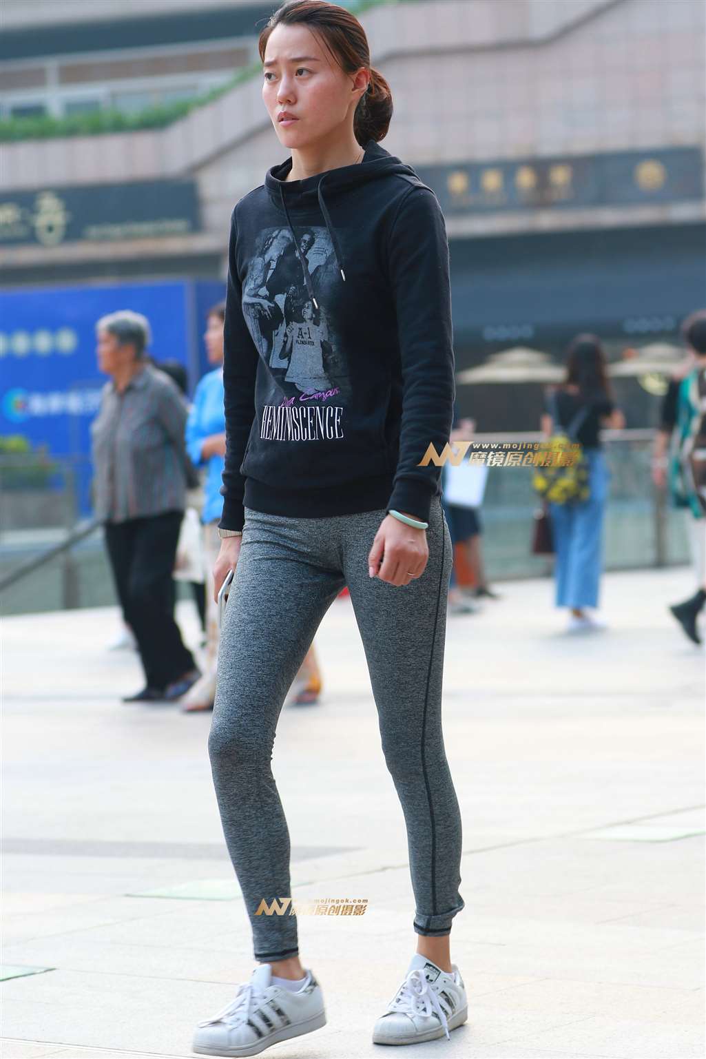 图片[4]-穷追拍摄 苗条的瑜伽裤MM-街拍流行馆