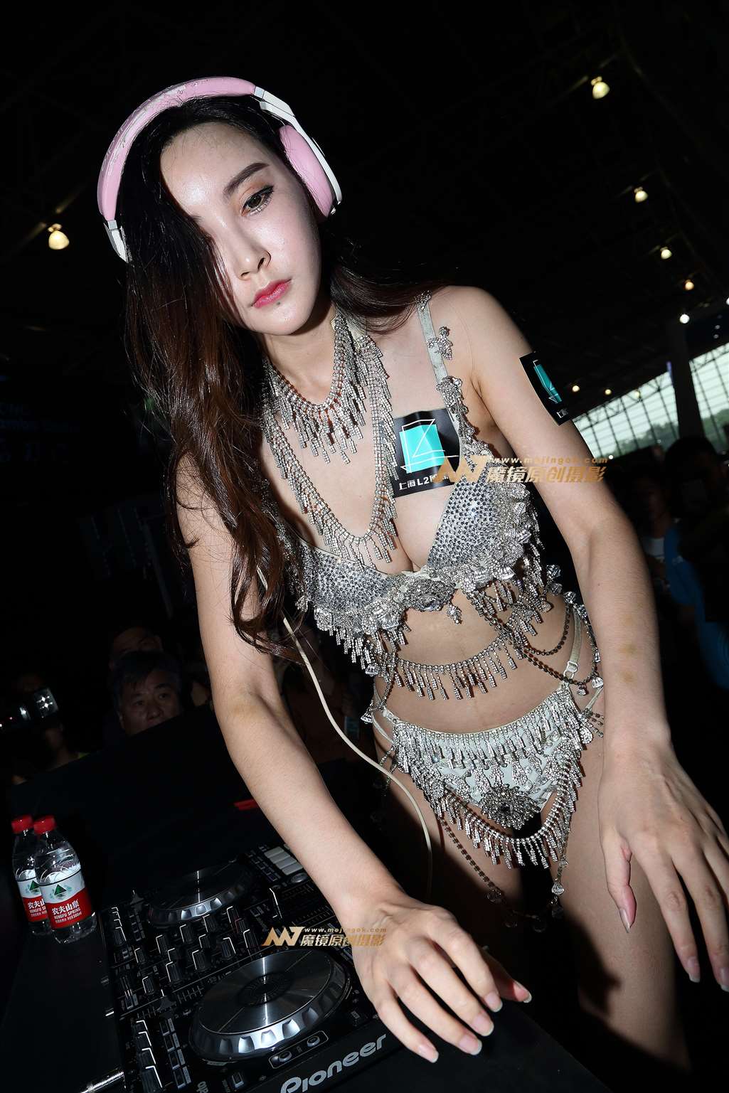 图片[3]-白色比基尼DJ美女好嗨啊-街拍流行馆