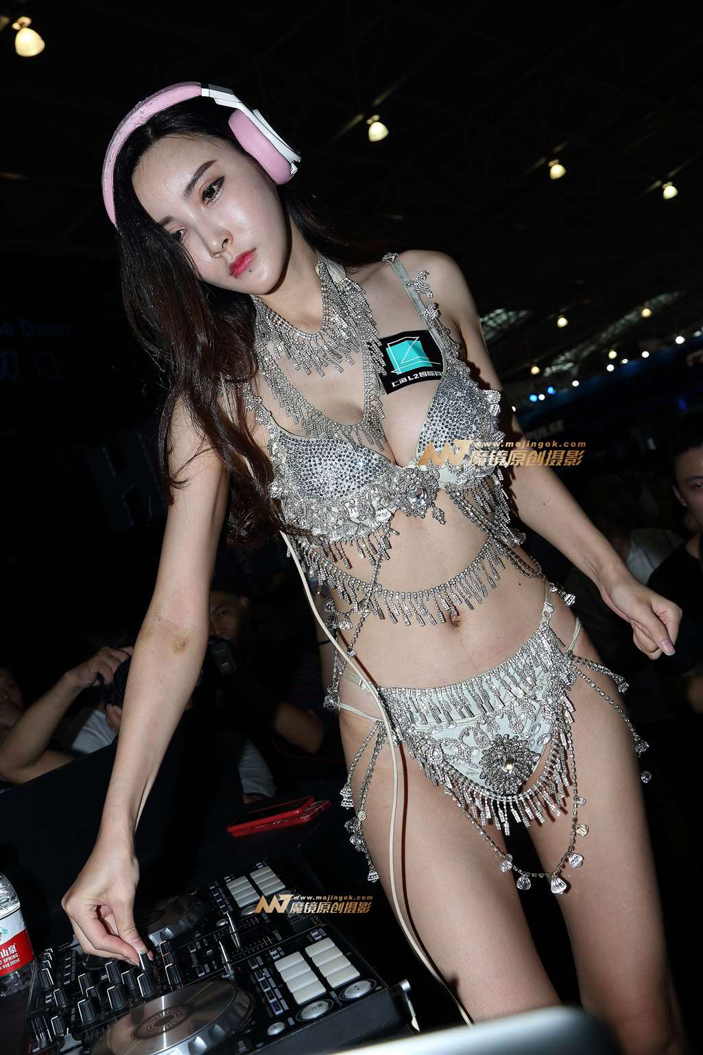 图片[1]-白色比基尼DJ美女好嗨啊-街拍流行馆