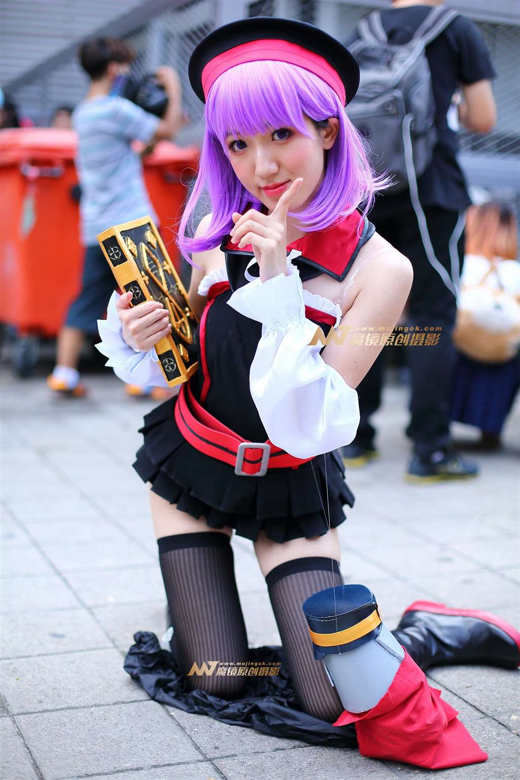 图片[1]-手捧魔法书的少女cosplay-街拍流行馆