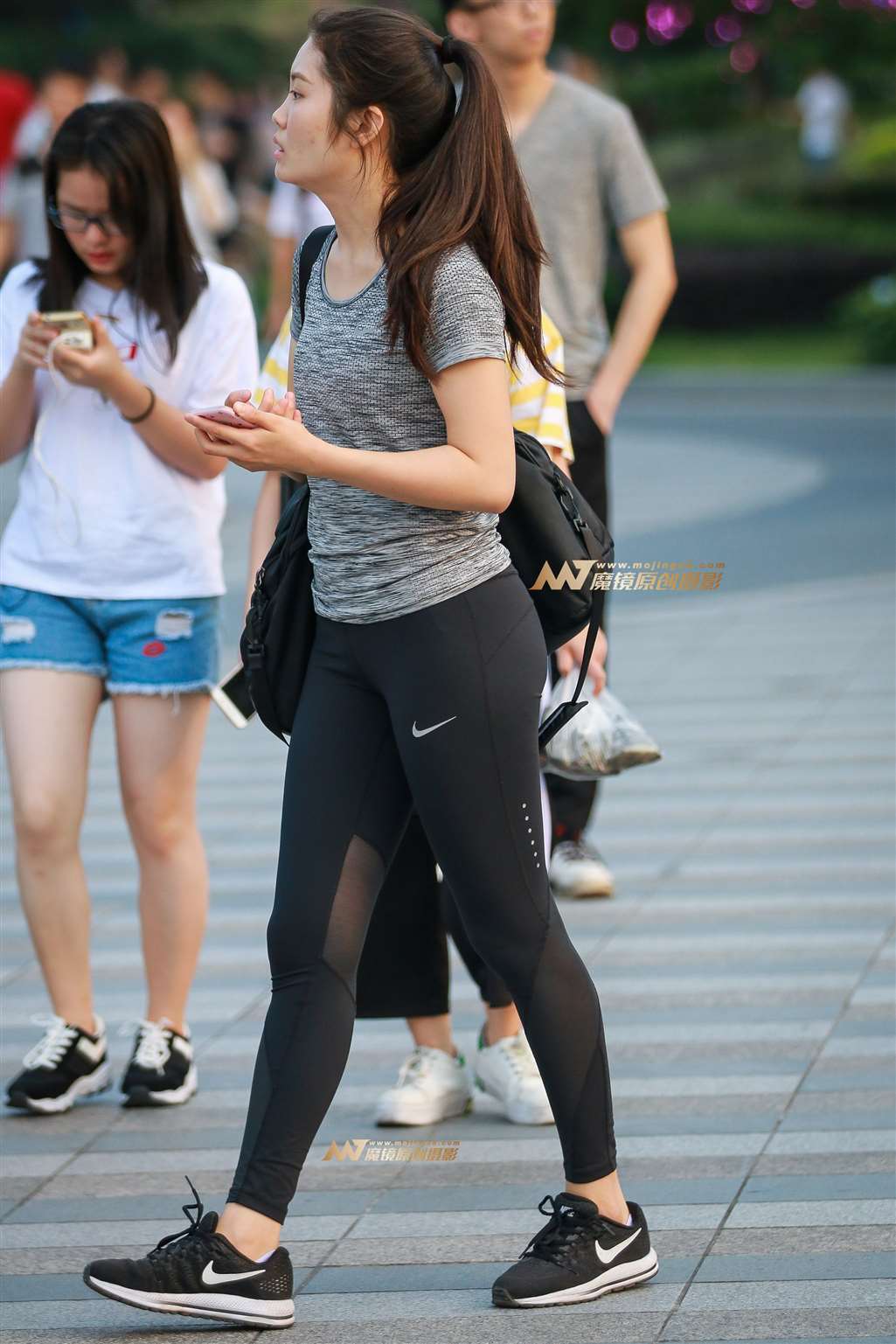 图片[4]-紧翘美臀-街拍流行馆