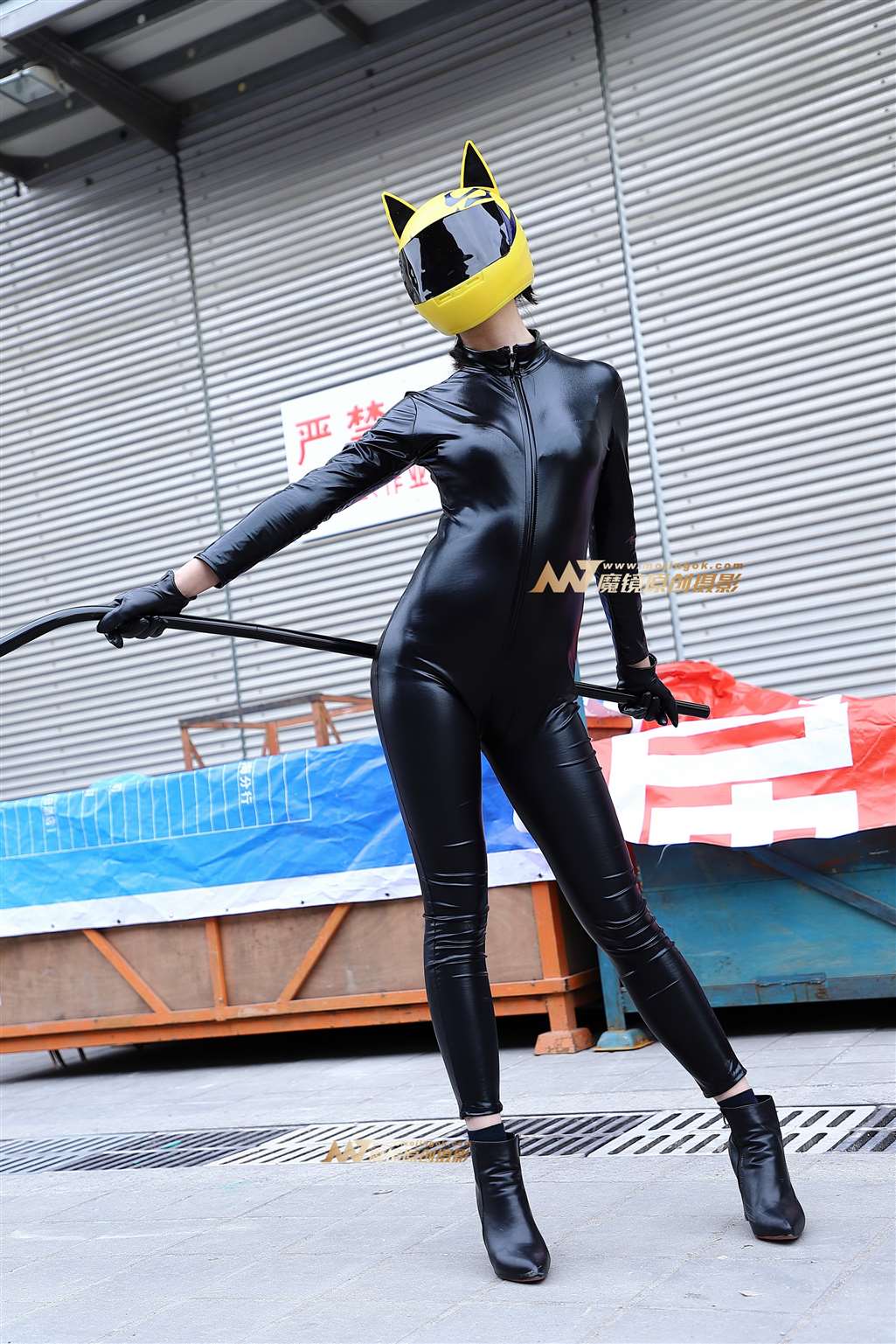 图片[1]-紧身皮衣魔鬼身材cosplay-街拍流行馆