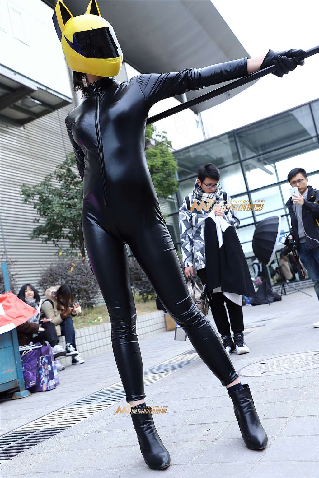 图片[5]-紧身皮衣魔鬼身材cosplay-街拍流行馆