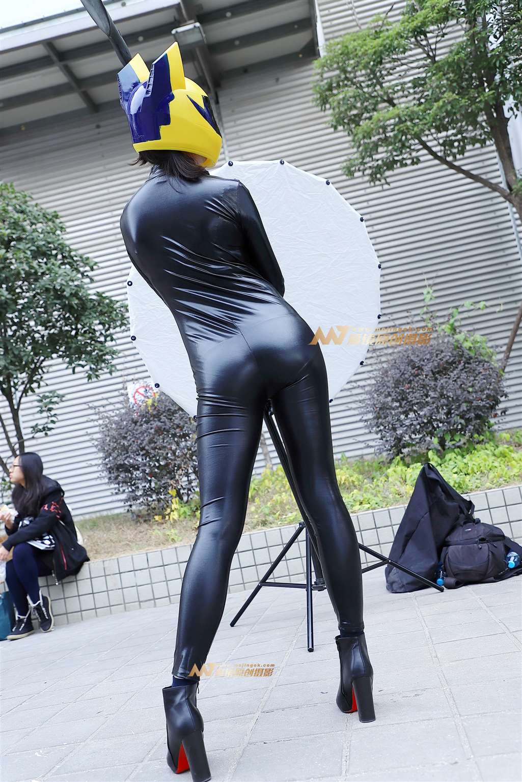 图片[2]-紧身皮衣魔鬼身材cosplay-街拍流行馆