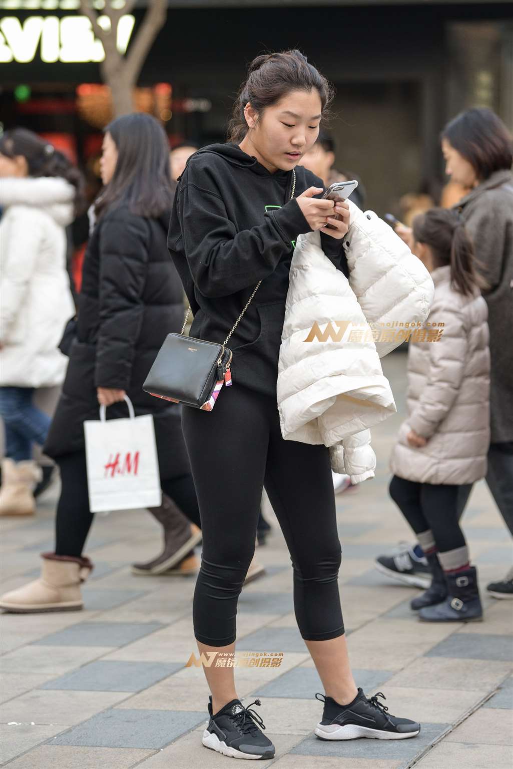图片[5]-冻得瑟瑟发抖的紧身瑜珈裤小妹-街拍流行馆