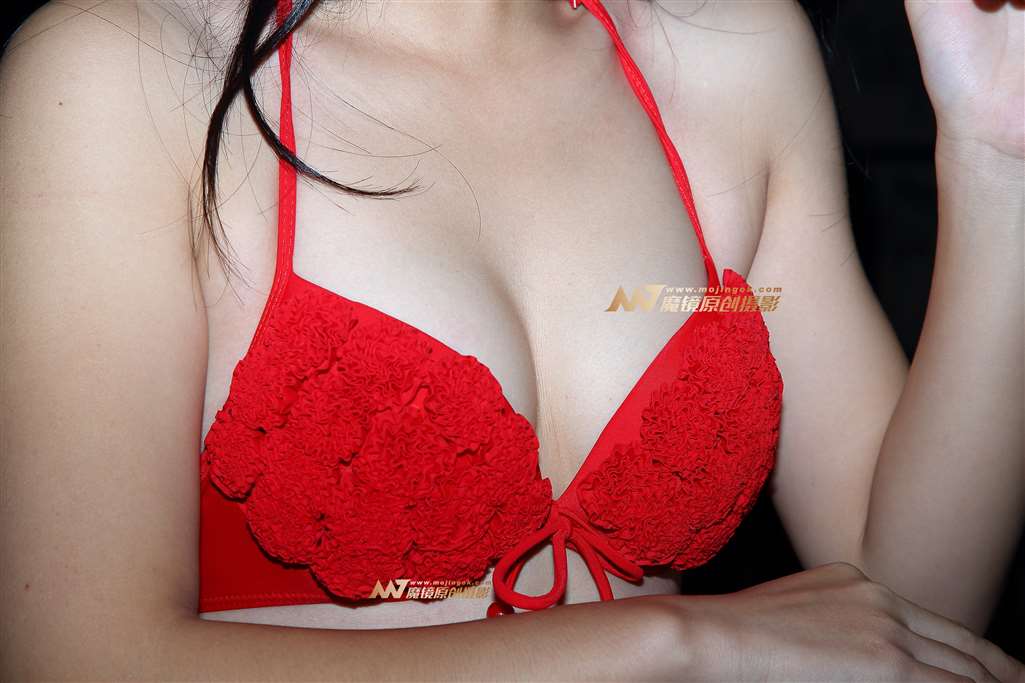 图片[2]-白嫩红色比基尼靓模-街拍流行馆