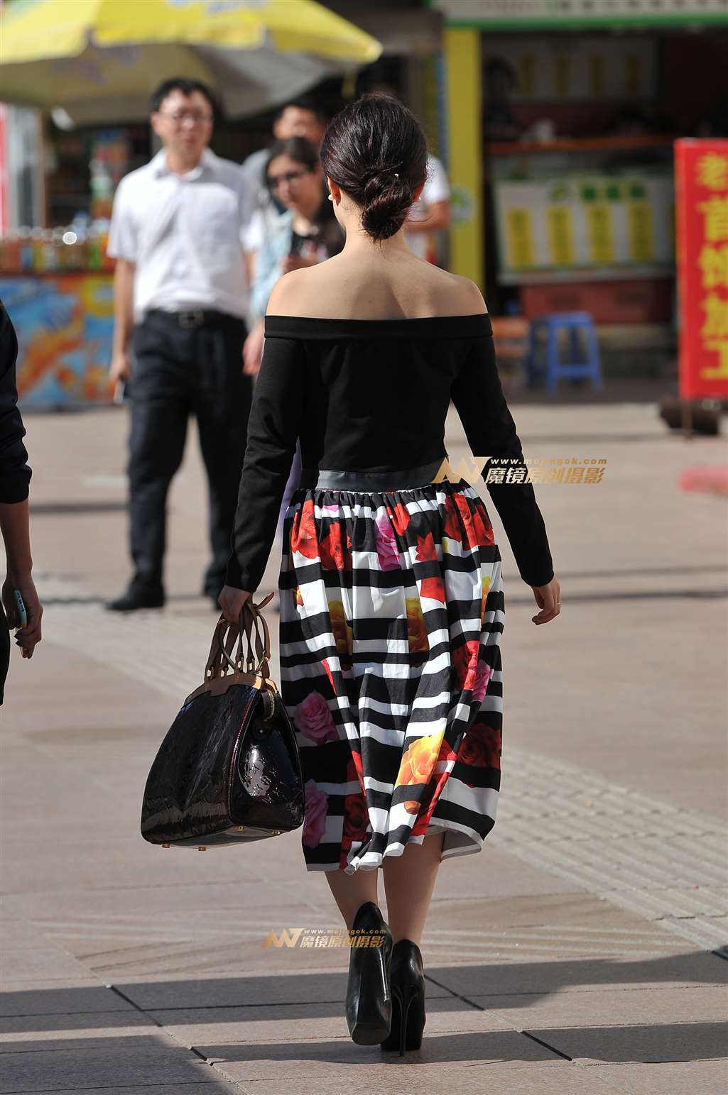 图片[2]-漏肩装 丰满白皙的美女-街拍流行馆
