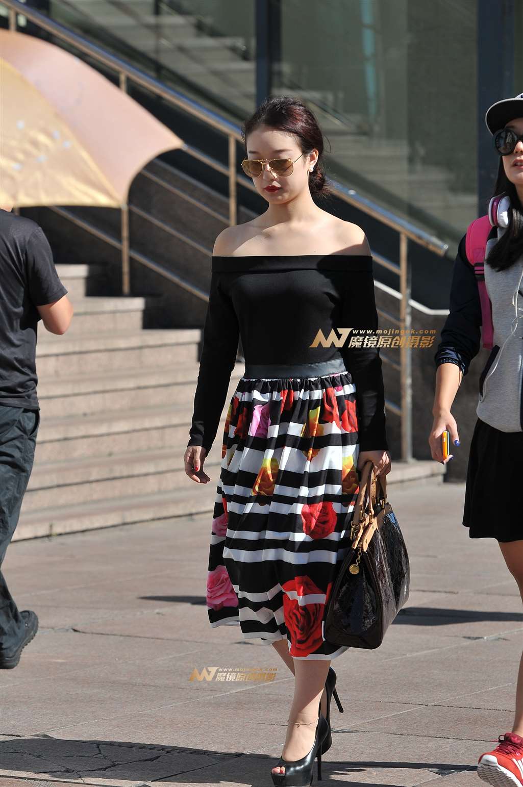 图片[4]-漏肩装 丰满白皙的美女-街拍流行馆