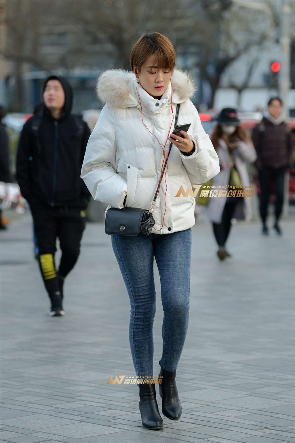 图片[2]-紧身仔裤 时尚高跟鞋 短发美少妇-街拍流行馆