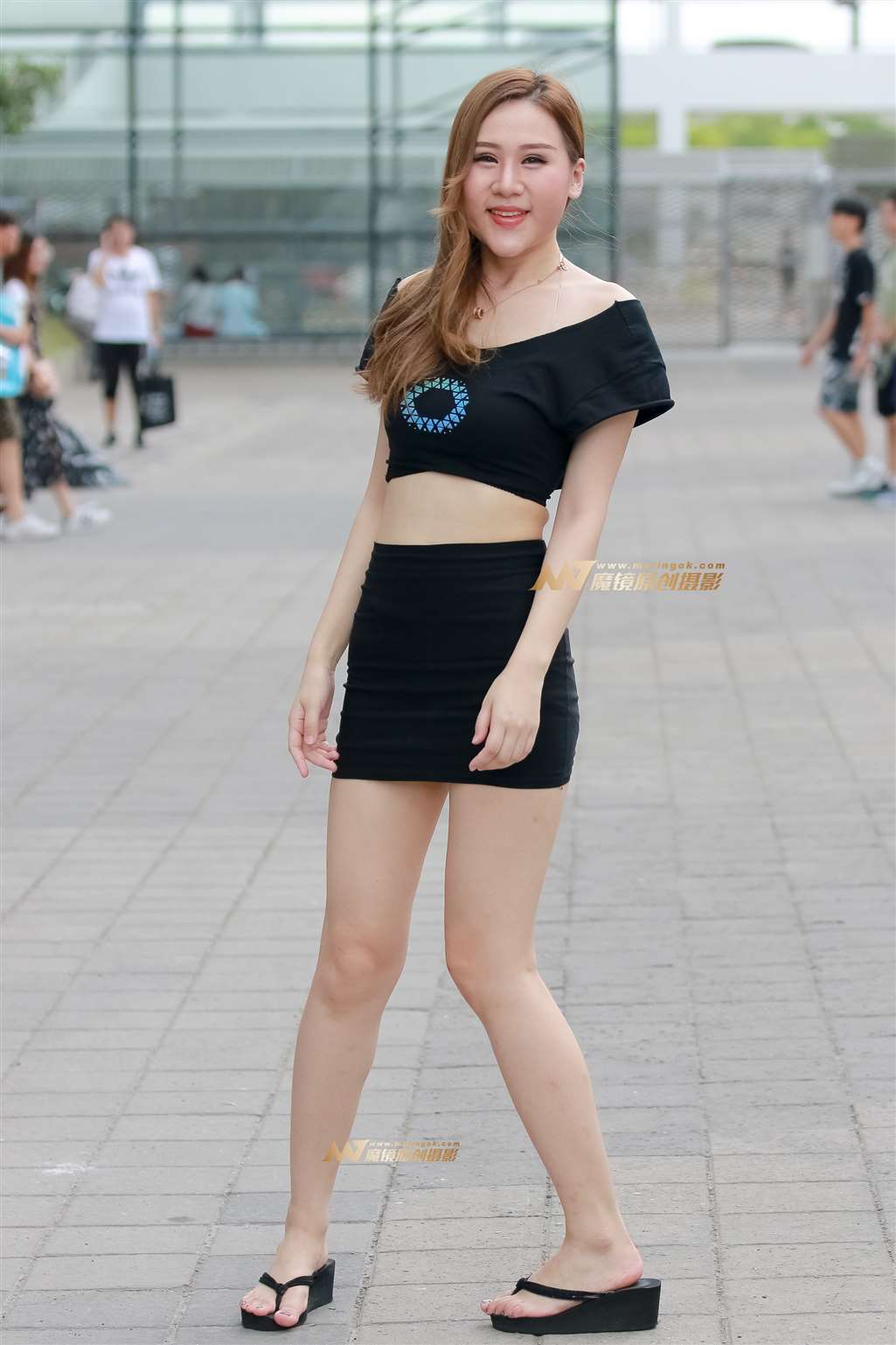图片[1]-漏肩上衣+紧身超短裙 肌肤雪白美如热恋-街拍流行馆