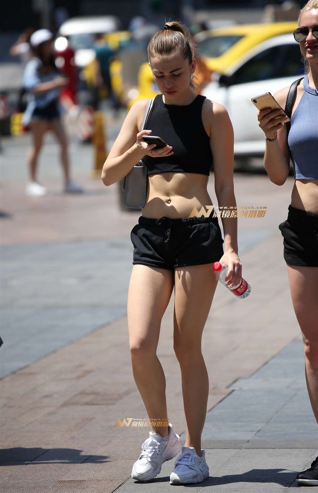 图片[1]-西洋女子凹凸有致-街拍流行馆