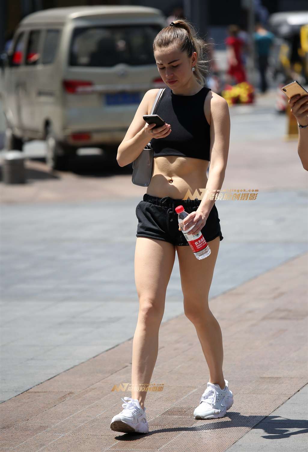图片[4]-西洋女子凹凸有致-街拍流行馆