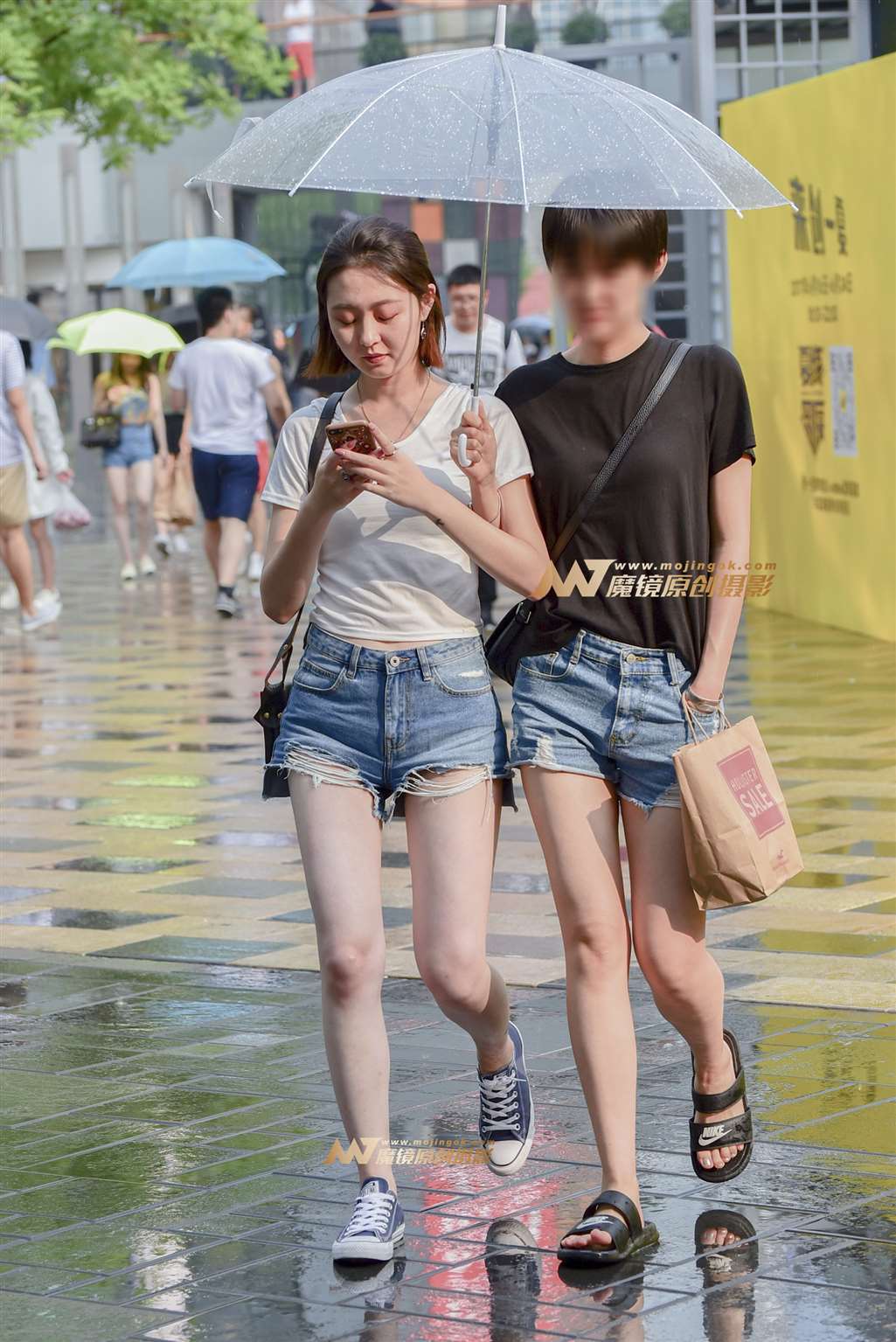 图片[1]-雨后热裤长腿美女-街拍流行馆