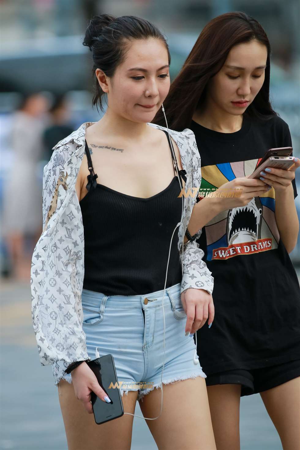 图片[1]-超短牛仔热裤的美眉,清纯可爱!-街拍流行馆