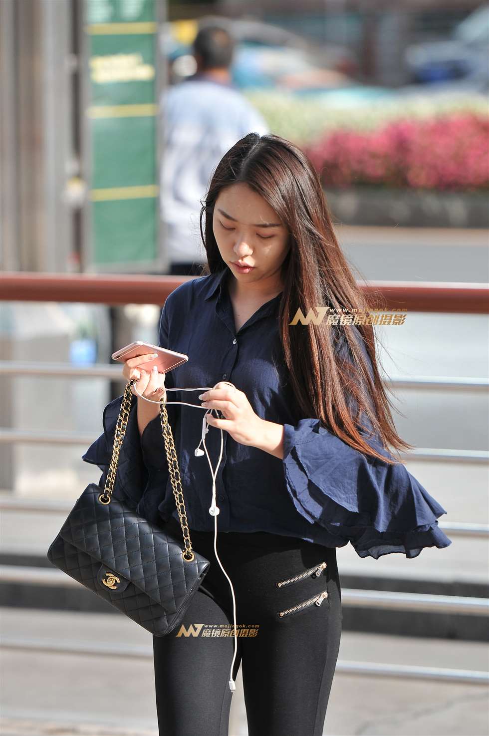 图片[4]-紧身黑裤美女-街拍流行馆