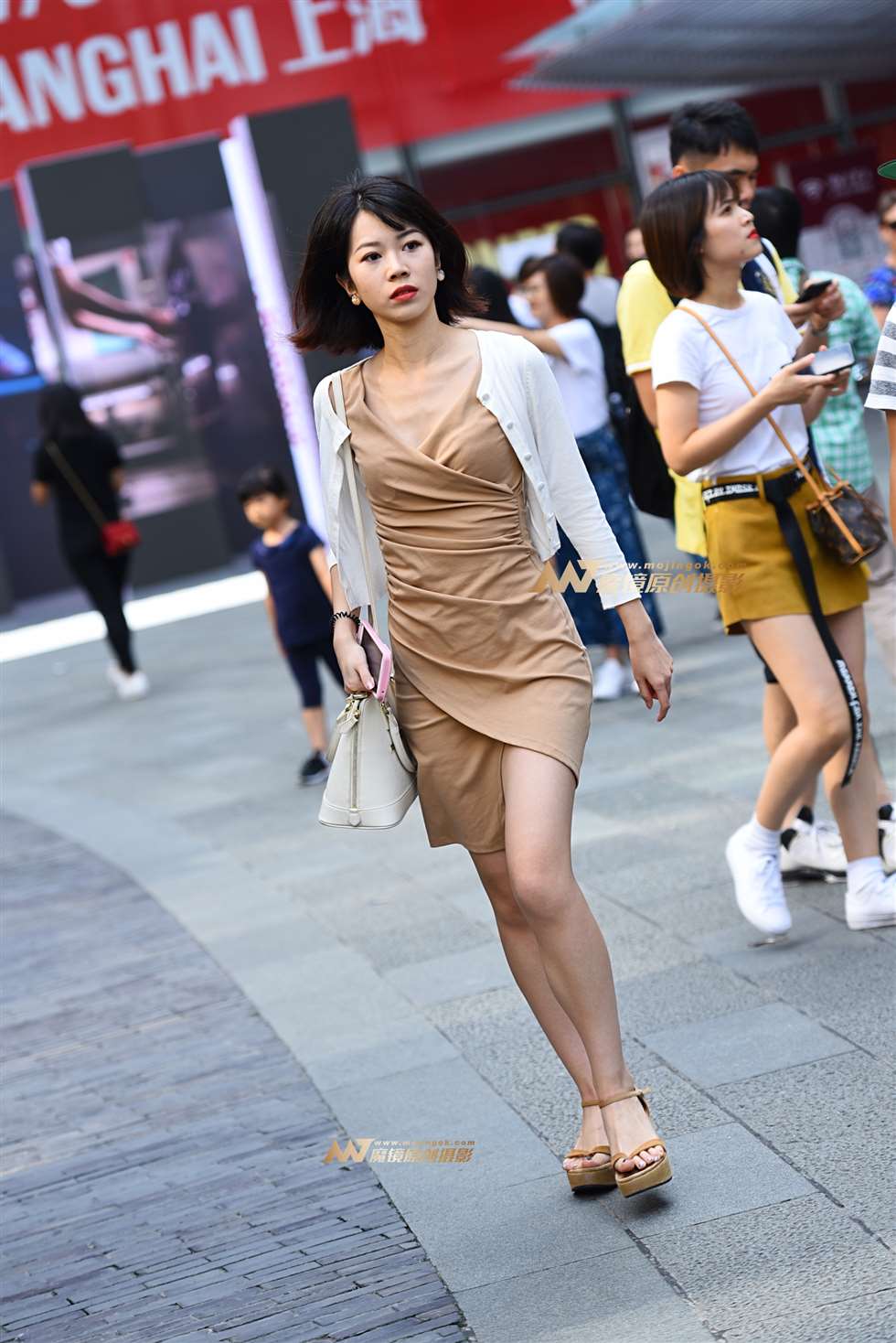 图片[1]-短裙少妇-街拍流行馆
