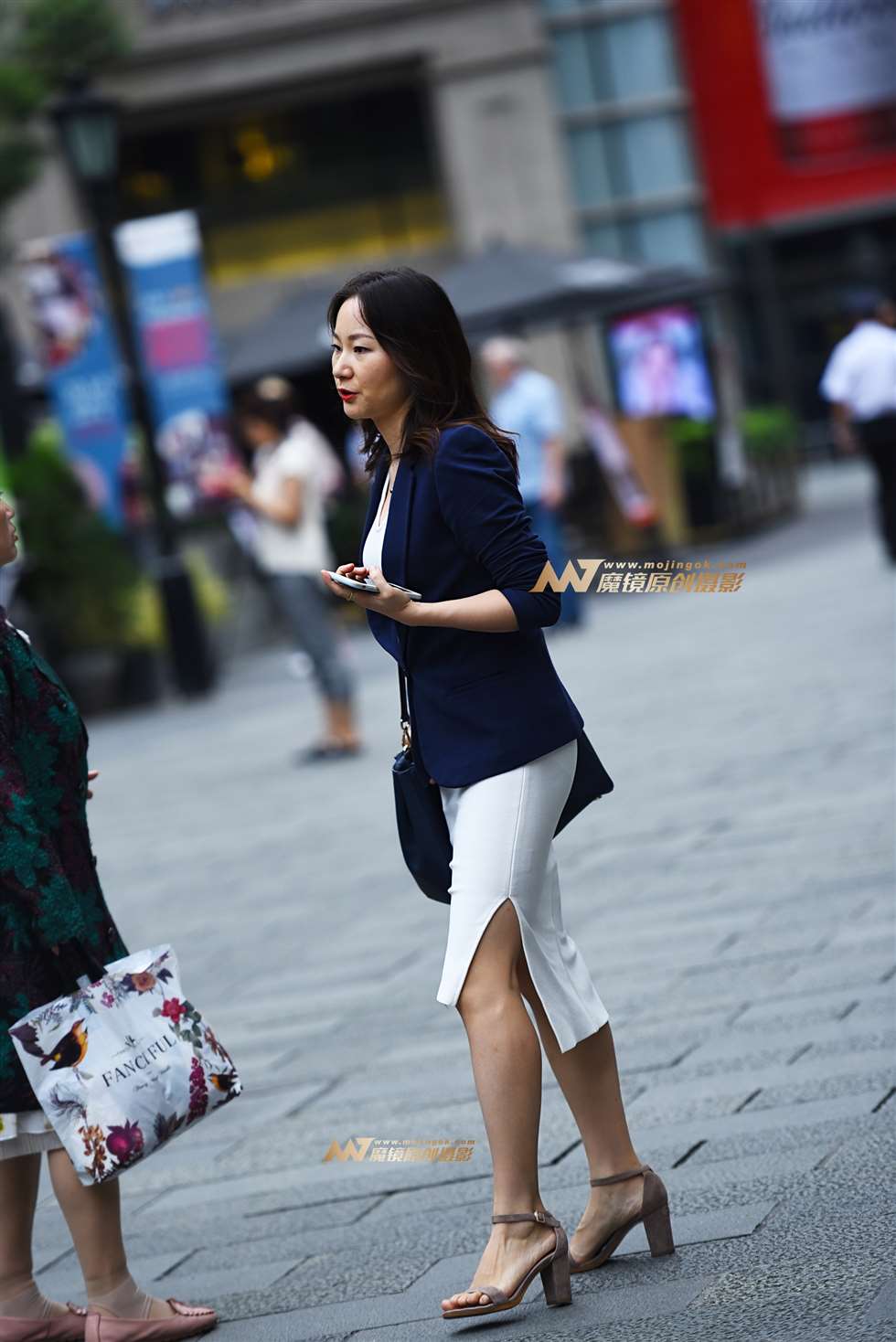 图片[2]-逛街中的少妇-街拍流行馆