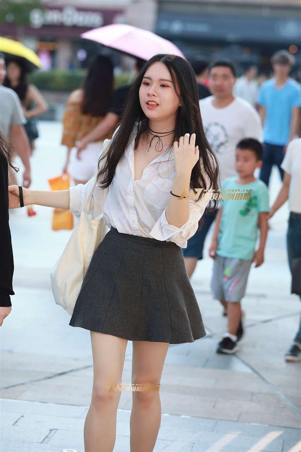 图片[1]-小摆裙，裸腿，丰韵美女-街拍流行馆