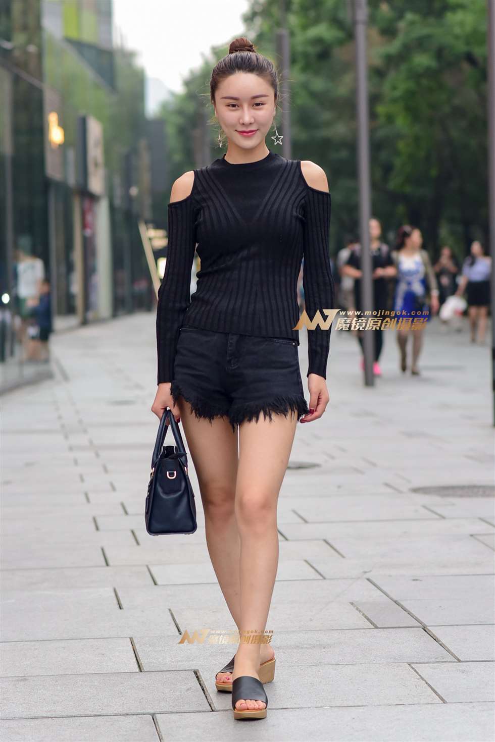 图片[1]-性感热裤女郎-街拍流行馆