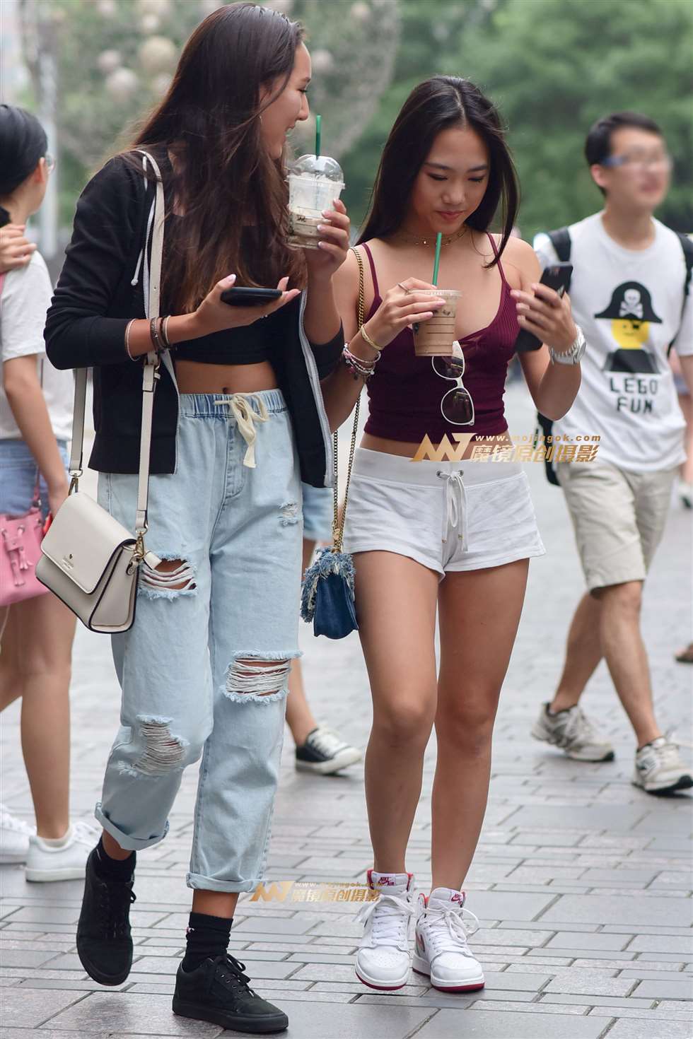 图片[2]-性感吊带热裤小妹-街拍流行馆