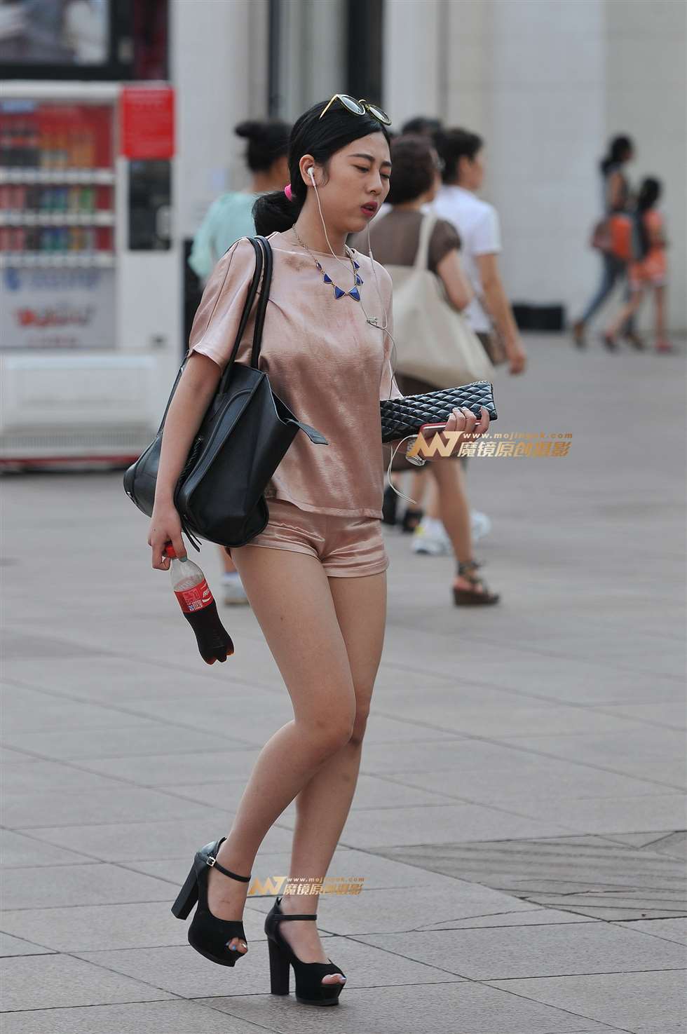 图片[4]-肉色紧身热裤少妇-街拍流行馆