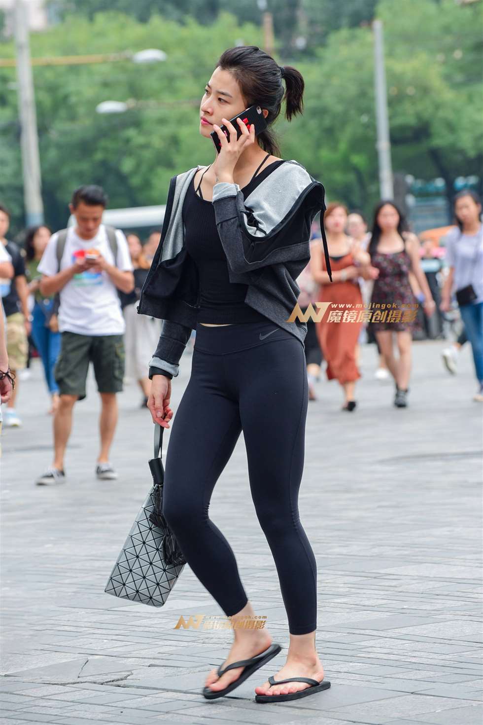 图片[3]-紧身瑜珈裤美女-街拍流行馆