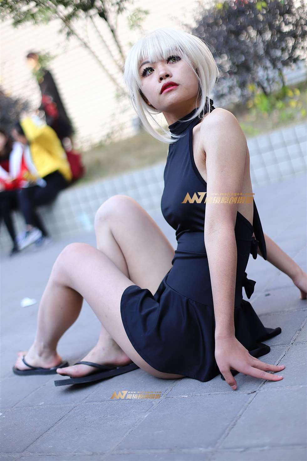 图片[1]-黑色连衣短裙少女-街拍流行馆