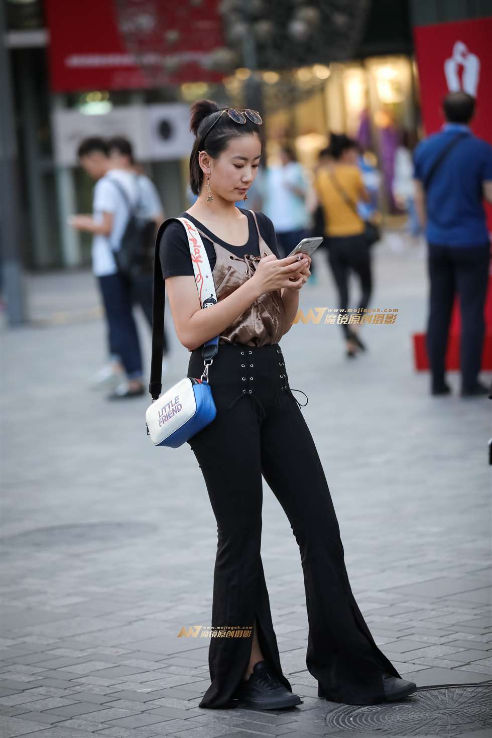 图片[1]-高腰裤 藏不住的小翘臀-街拍流行馆