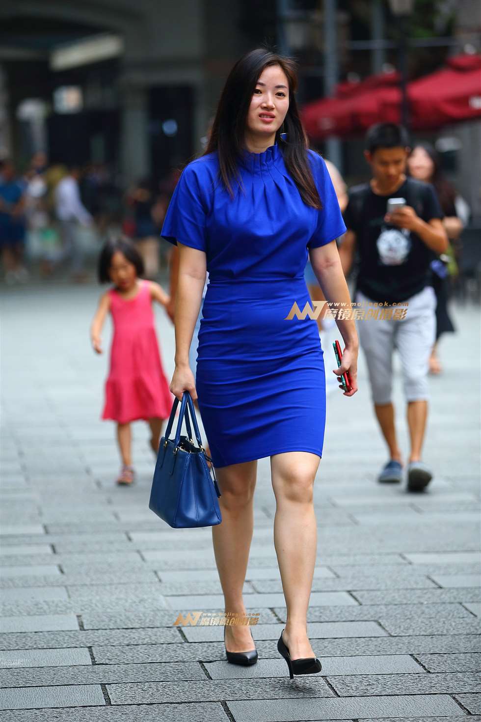 图片[3]-蓝色紧身连衣裙熟女-街拍流行馆