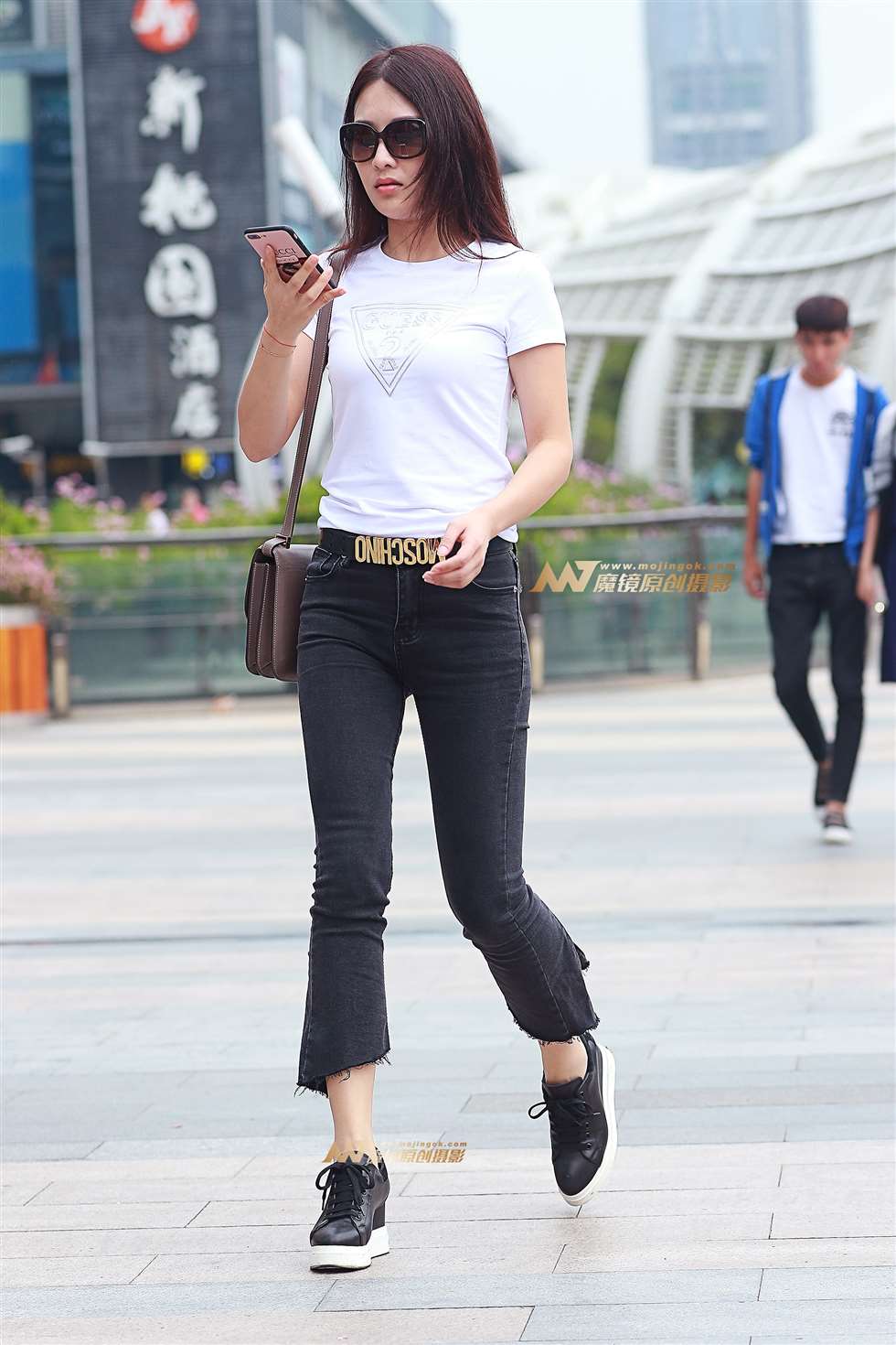 图片[3]-圆润的臀部 紧牛七分裤 美眉-街拍流行馆