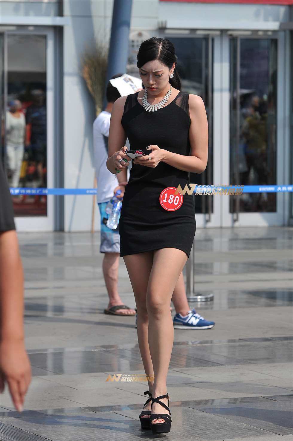 图片[1]-黑紧身裙 高挑身材的美女-街拍流行馆
