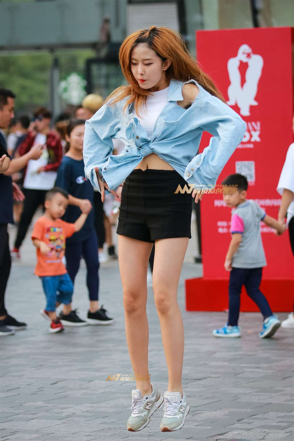 图片[1]-街上跳舞的阳光女孩 ,活力无限-街拍流行馆