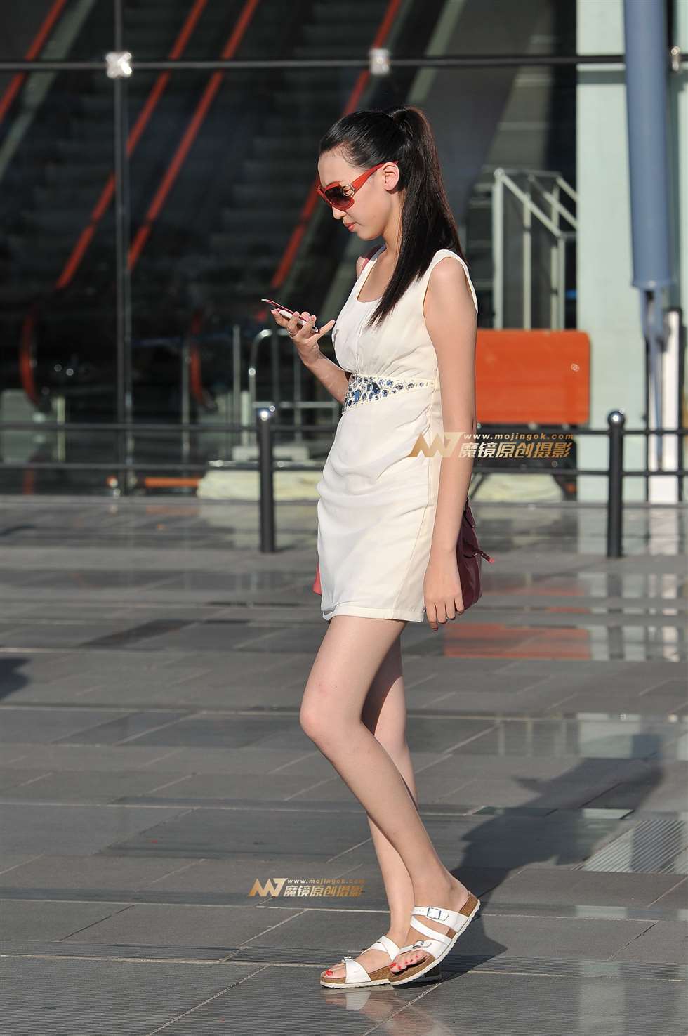 图片[5]-身材气质俱佳的短裙美女-街拍流行馆
