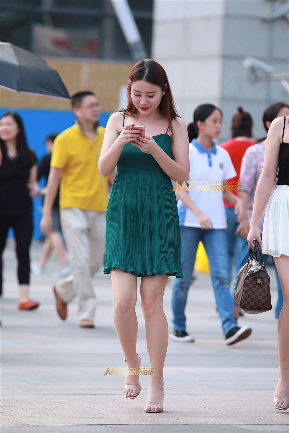 图片[3]-吊带连衣裙，裸腿，凉高-街拍流行馆