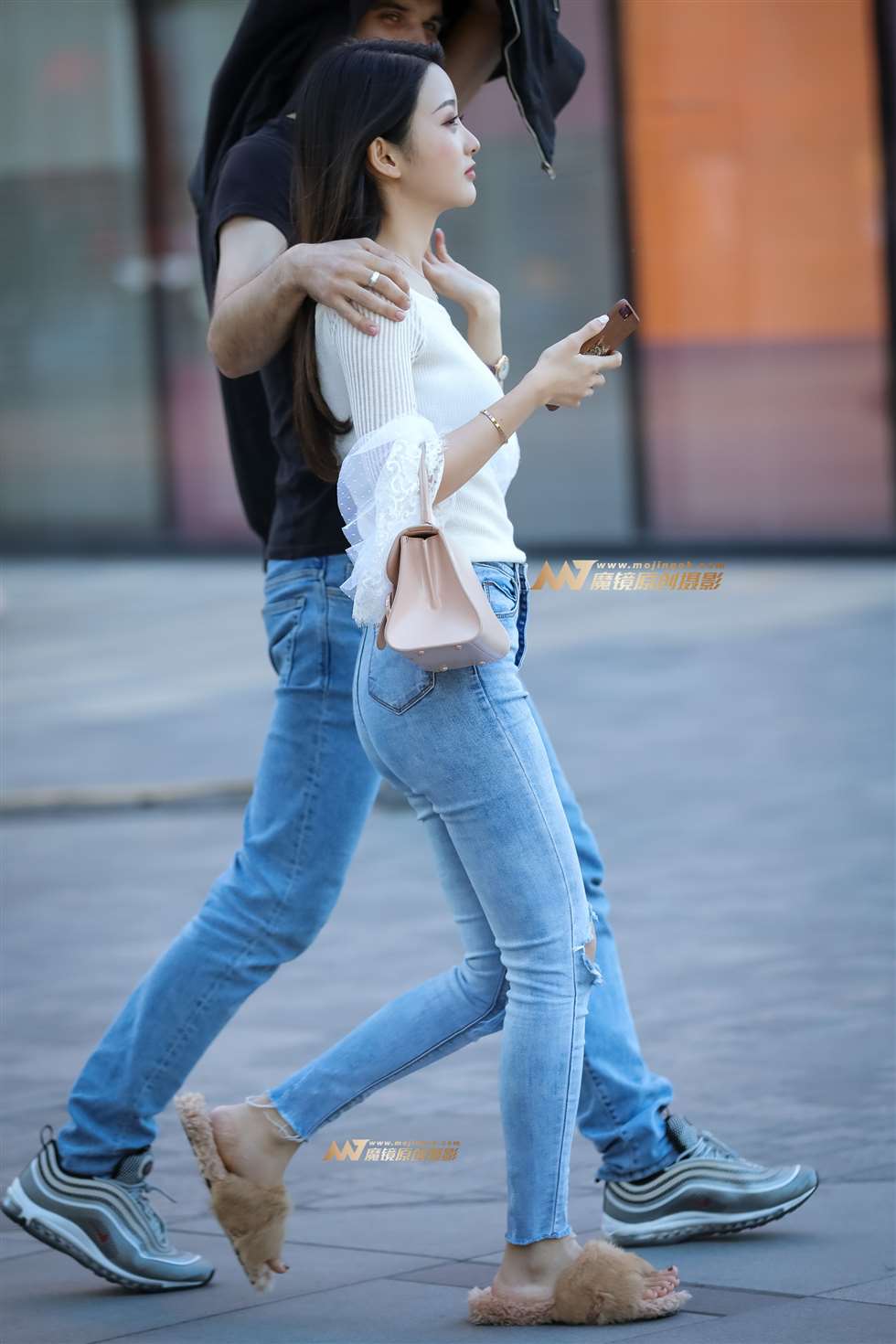 图片[1]-紧身牛仔裤,气质温柔小美女-街拍流行馆