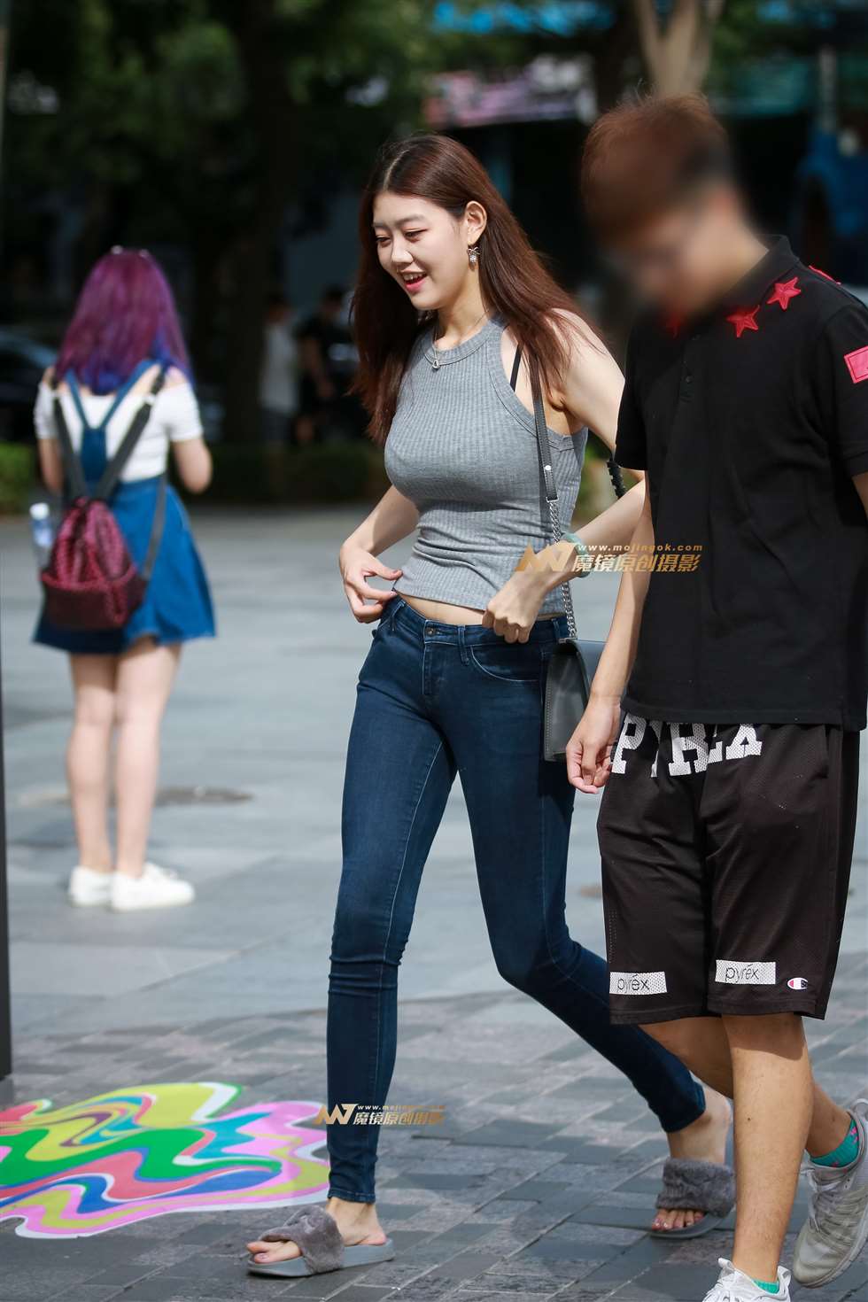 图片[1]-牛仔紧身长腿美眉-街拍流行馆