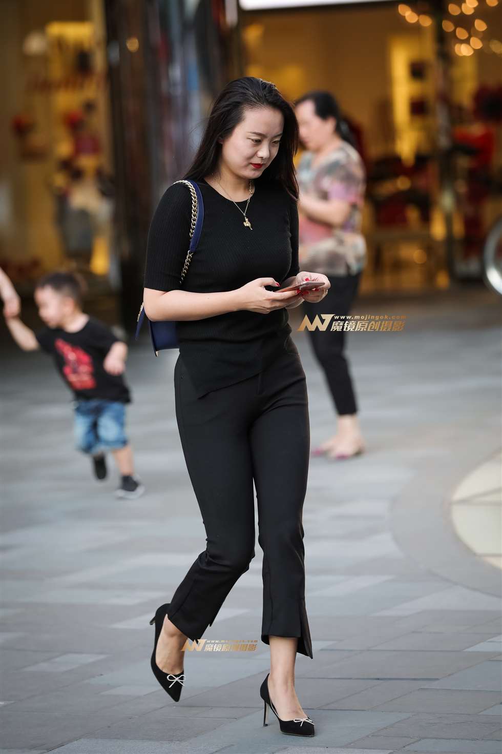 图片[1]-韵味十足的少妇 紧绷绷的感觉性感惹火-街拍流行馆