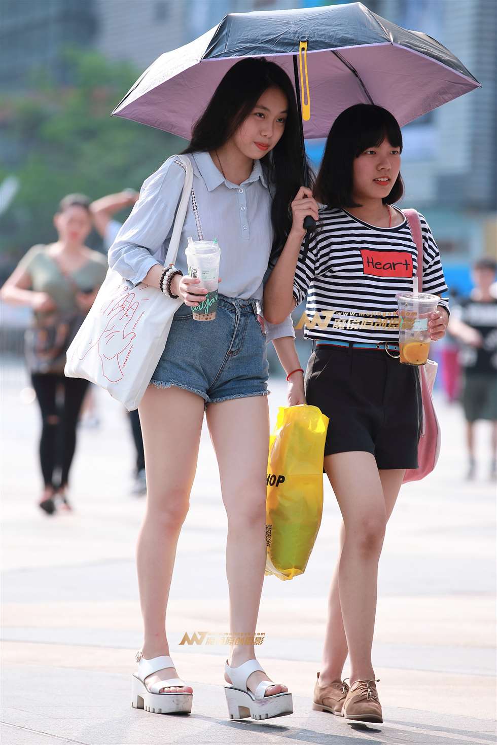 图片[1]-热裤，美腿，凉鞋-街拍流行馆