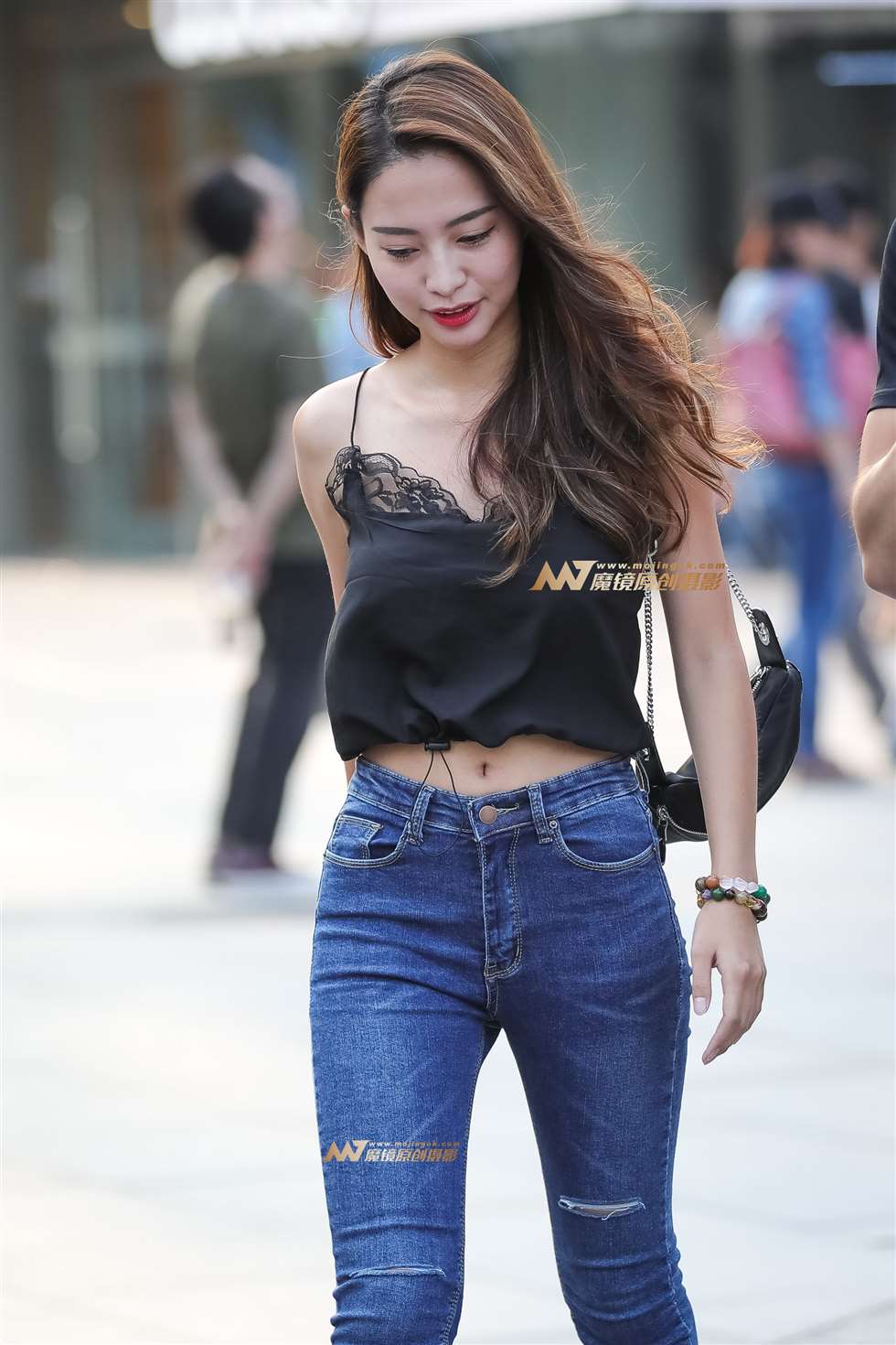 图片[1]-紧身裤少女, 青春阳光有活力-街拍流行馆